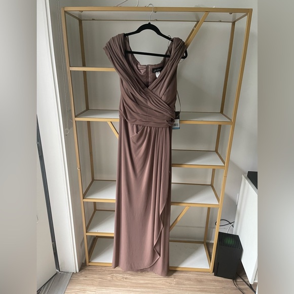 La Femme Ruched Jersey Column Gown in Cocoa, Size 18 - Picture 5 of 8